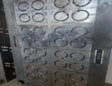 Foto: MOLDE DE ARGOLAS DE CORTINAS E VIAMENTOS 32 CAVIDADES CAMARA QUENTE - 500 X 900 X 390