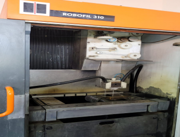 Foto: ELETROEROSÃO A FIO - AGIE CHARMILLES - ROBOFIL 310 - 430 x 310 x 300 MM - ANO 1995