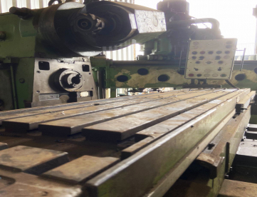 Foto: FRESADORA UNIVESAL COMBINADA  OERLIKON COM CABEÇOTE ANGULAR HURON 1000 X 400 X 400