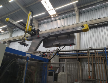 Foto: INJETORA DE PLÁSTICOS STEELMACH 530T ANO 2017 (SERVOMOTOR) + ROBÔ DALMASHIO - ANO 2018