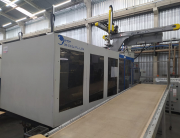 Foto: INJETORA DE PLÁSTICOS STEELMACH 530T ANO 2017 (SERVOMOTOR) + ROBÔ DALMASHIO - ANO 2018