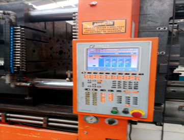 Foto: INJETORA DE PLÁSTICOS SANDRETTO LÓGICA 450T ANO 2008 + ROBÔ STARSEIKI CZ-1100 - ANO 2010