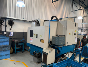 Foto: CENTRO DE USINAGEM VERTICAL DUPLO PALLET - HYUNDAI - SPT V550D - Ano 2003
