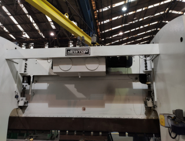 Foto: DOBRADEIRA CNC HIDRAULICA NEWTON PSH  25040 -6 EIXOS -4000 X 12MM -250 TONELADAS -ANO 2010