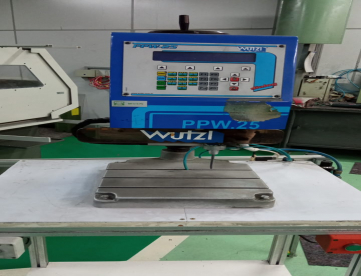 Foto: MÁQUINA DE GRAVAÇÃO - PUNCIONADEIRA WUTZL PPW25 -ACOMPANHA BANCADA DE ALUMINIO - ANO 2005