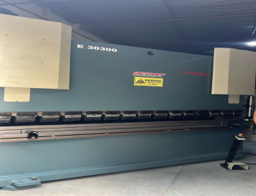 Foto: DOBRADEIRA HIDRAULICA CNC DURMA E-30300 - 3050MM x 300 TONS - ANO 2010