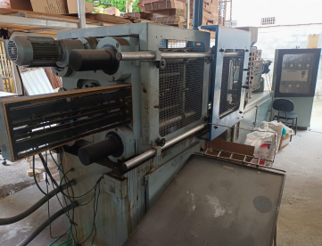 Foto: INJETORA DE PLÁSTICOS MG 200/460 ANO 1989