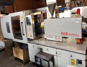 Foto: INJETORA DE PLÁSTICOS C/ SERVOMOTOR HUS 160T ANO 2013