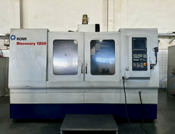 Foto: CENTRO DE USINAGEM VERTICAL - ROMI - DISCOVERY 1250 - ANO 2002 - 1270 x 610 X 640mm