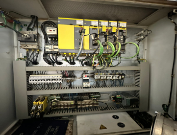 Foto: CENTRO DE USINAGEM VERTICAL - ROMI - D1250 - ANO 2009 - 1270 x 610 x 640 MM - COMANDO FANUC