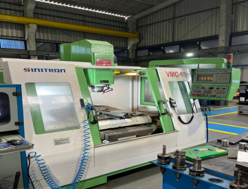 Foto: CENTRO DE USINAGEM VERTICAL - SINITRON - VMC 65 - ANO 2005 - 650 x 430 x 500 MM