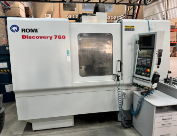 Foto: CENTRO DE USINAGEM VERTICAL - ROMI - DISCOVERY 760 - ANO 2006 - 760 x 506 x 508 MM - COMANDO FANUC 21i - COM QUARTO EIXO