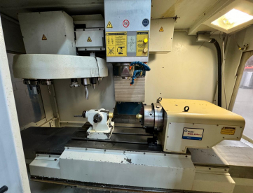 Foto: CENTRO DE USINAGEM VERTICAL - ROMI - DISCOVERY 760 - ANO 2006 - 760 x 506 x 508 MM - COMANDO FANUC 21i - COM QUARTO EIXO