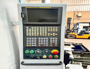 Foto: CENTRO DE USINAGEM VERTICAL - ROMI - DISCOVERY 760 - ANO 2006 - 760 x 506 x 508 MM - COMANDO FANUC 21i - COM QUARTO EIXO