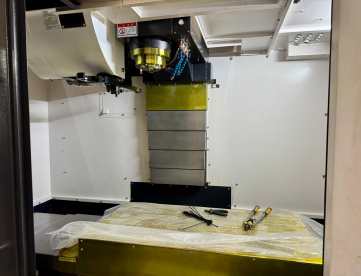 Foto: CENTRO DE USINAGEM VERTICAL - ETEC - EM 1100B - 1100 x 600 x 600 MM - BT50