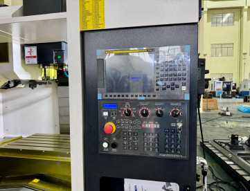 Foto: CENTRO DE USINAGEM VERTICAL - ETEC - EM 855A - 800 x 550 x 550 MM