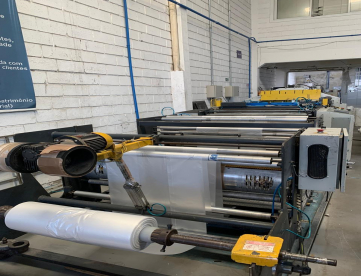 Foto: MAQUINA AUTOMATICA PARA FABRICAÇÃO DE SACOS PLASTICOS -CORTA E SOLDA -MARCA POLIBLOQ -DE  1100 mm- COM ROBÕ