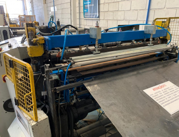 Foto: MAQUINA AUTOMATICA PARA FABRICAÇÃO DE SACOS PLASTICOS -CORTA E SOLDA -MARCA POLIBLOQ -DE  1100 mm- COM ROBÕ