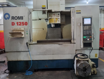 Foto: CENTRO DE USINAGEM VERTICAL - ROMI - D1250 - ANO 2012 - FANUC - COM REFRIGERAÇÃO INTERNA E 4º EIXO - 1270 x 610 x 640 MM