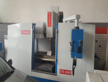 Foto: CENTRO DE USINAGEM VERTICAL VEKER CVK 1000D - 1000MM X 500MM X 550MM - ANO 2004