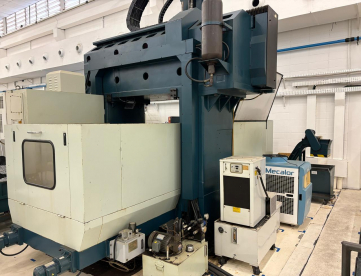 Foto: FRESADORA PORTAL CNC - FEELER - FV2212 - ANO 2007 - 2200 x 1200 x 900 MM - COM CABEÇOTE 90º ENGRENADO