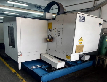 Foto: CENTRO DE USINAGEM VERTICAL - ROMI - DISCOVERY 760 - ANO 2006 - 760 x 506 x 508 MM - COMANDO SIEMENS