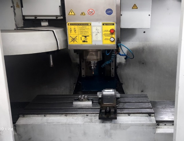 Foto: CENTRO DE USINAGEM VERTICAL - ROMI - DISCOVERY 760 - ANO 2006 - 760 x 506 x 508 MM - COMANDO SIEMENS
