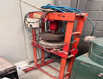 Foto: CENTRIFUGA PRA INJEÇÃO DE BAIXA PRESÃO DE ZAMAK OU CHUMBO + PRENSA + FORNO DE INOX