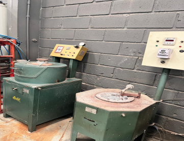 Foto: CENTRIFUGA PRA INJEÇÃO DE BAIXA PRESÃO DE ZAMAK OU CHUMBO + PRENSA + FORNO DE INOX