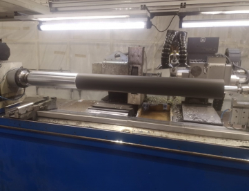 Foto: RETIFICA CILINDRICA PARA EIXOS E MANGAS E ROLOS PARA REVESTIMENTOS-3000 X 400 MM - MARCA ROSSINI -MODELO RETIFICA 200 CNC -ANO 2016