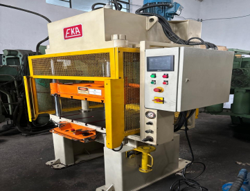 Foto: PRENSA HIDRÁULICA EKA - 30 TONELADAS - MODELO PHB/4C / 30 T - COM NR12 - ANO 2012