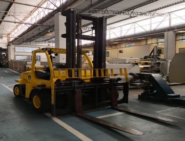Foto: EMPILHADEIRA HYSTER - 7 TONS - A GÁS - ELEVAÇÃO 5,4 MTS MOD.155FT