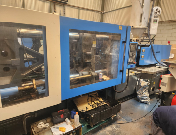 Foto: INJETORA DE PLASTICOS STEELMACH -MODELO RHINO HHF328 X- 328 TONELADAS -ANO 2010