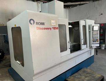 Foto: CENTRO DE USINAGEM VERTICAL ROMI DISCOVERY 1250 -MAQUINA MUITO NOVA -MESA ZERO -SEMPRE USOU SOBRE MESA -DOIS TRANSPORTADOR DE CAVACO -ANO 2003 -