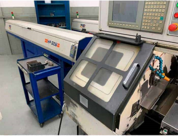 Foto: TORNO CNC RAY-FENG - MODELO RC-25 - ANO 2007 - COM PINÇA E GANG