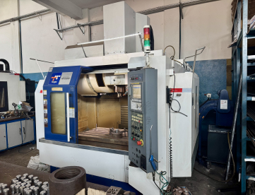 Foto: CENTRO DE USINAGEM VERTICAL - TONGTAI - TMV 1050 Q-II - ANO 2016 - 1000 x 600 x 530 MM - HIGH SPEED 15.000 RPM