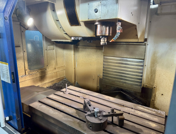 Foto: CENTRO DE USINAGEM VERTICAL - TONGTAI - TMV 1050 Q-II - ANO 2016 - 1000 x 600 x 530 MM - HIGH SPEED 15.000 RPM