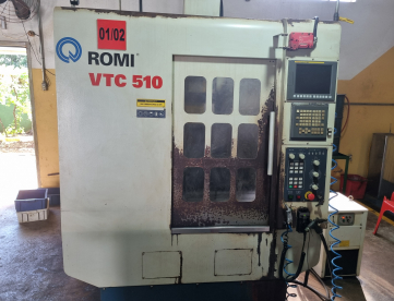 Foto: CENTRO DE FURAÇÃO E ROSQUEAMENTO ROMI - VTC 510 - COMANDO FANUC - 510 X 350 X 300MM - ANO 2010
