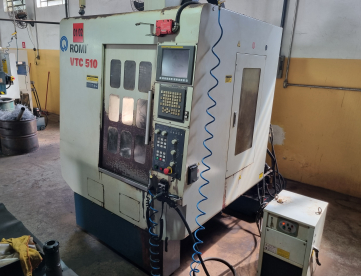 Foto: CENTRO DE FURAÇÃO E ROSQUEAMENTO ROMI - VTC 510 - COMANDO FANUC - 510 X 350 X 300MM - ANO 2010