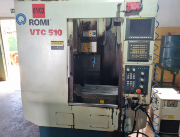 Foto: CENTRO DE FURAÇÃO E ROSQUEAMENTO ROMI - VTC 510 - COMANDO FANUC - 510 X 350 X 300MM - ANO 2010