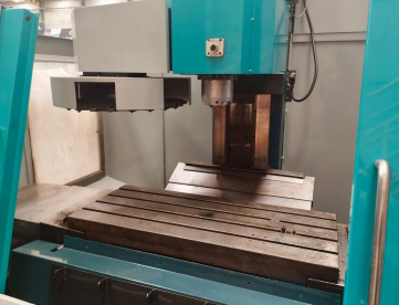 Foto: CENTRO DE USINAGEM VERTICAL - FEELER - FV1000S - ANO 2000 - 1000 x 500 x 500 MM