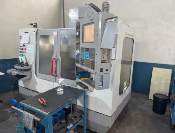 Foto: CENTRO DE USINAGEM VERTICAL - HAAS - VF2D - ANO 2003 - 762 x 407 x 508 MM - 15.000 RPM