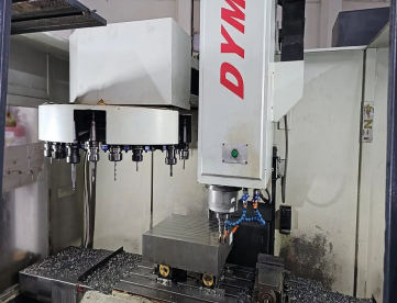 Foto: CENTRO DE USINAGEM VERTICAL - DYNA - DM4122L - ANO 2007 - 1000 x 550 x 600 MM