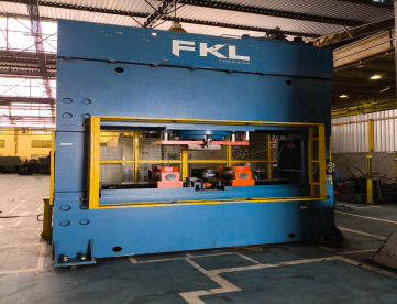 Foto: PRENSA HIDRAULICA FKL 300 TONS - PARA DESEMPENO DE CHAPAS VIGAS E EIXOS -  ANO 2019