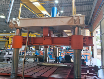Foto: PRENSA HIDRÁULICA PARA FECHAMENTO DE MOLDES - 60 TONELADAS - MARCA UEND - MESA 2400 x 2200 MM