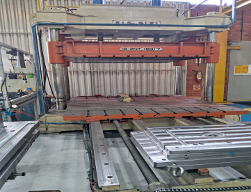 Foto: PRENSA HIDRÁULICA PARA FECHAMENTO DE MOLDES - 60 TONELADAS - MARCA UEND - MESA 2400 x 2200 MM