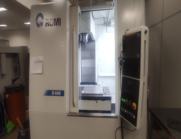 Foto: CENTRO DE USINAGEM VERTICAL - ROMI - D600 - ANO 2022 - COMANDO FANUC - 600 x 600 x 540 MM