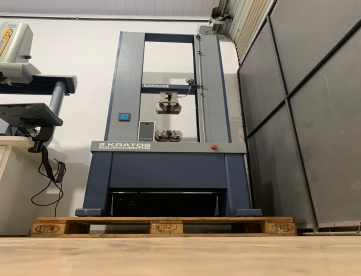 Foto: MÁQUINA UNIVERSAL DE ENSAIOS - KRATOS - 10 TONELADAS