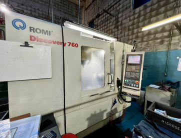 CENTRO DE USINAGEM VERTICAL - ROMI - DISCOVERY 760 - ANO 2006 - 760 x 506 x 508 MM - COMANDO FANUC 21i - MB - COM 4º EIXO E TRANSPORTADOR DE CAVACO