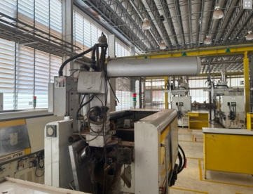 Foto: INJETORA  DE PLASTICOS - FCS - FT60 - 60 TONELADFAS - ACOMPANHA SECADOR E ROBÕ  -ANO 2000